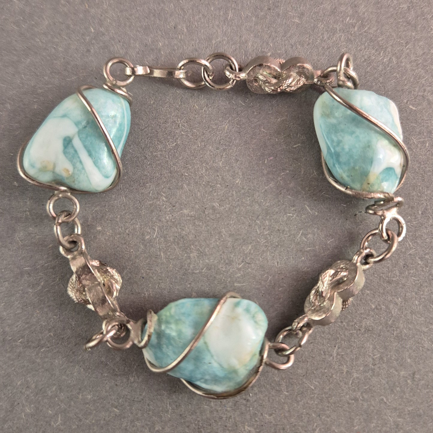 Edles Armband mit blauen Natursteinen – Handgearbeitet mit Silberdraht