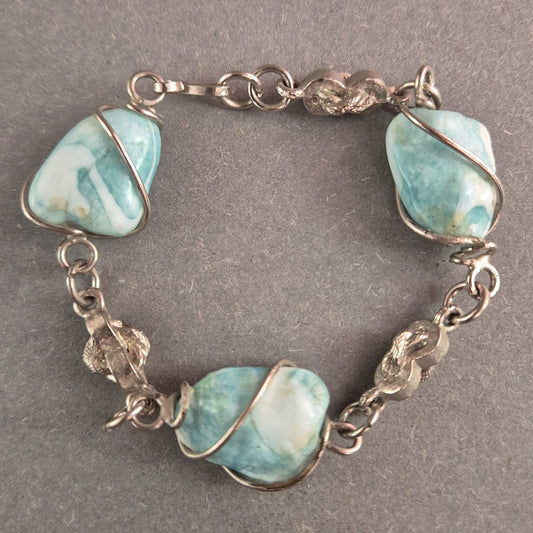 Edles Armband mit blauen Natursteinen – Handgearbeitet mit Silberdraht