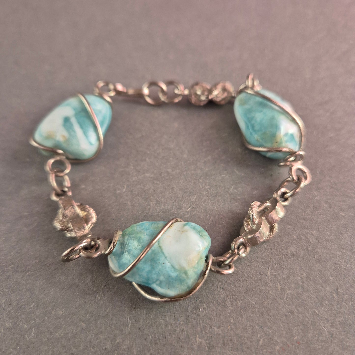 Edles Armband mit blauen Natursteinen – Handgearbeitet mit Silberdraht
