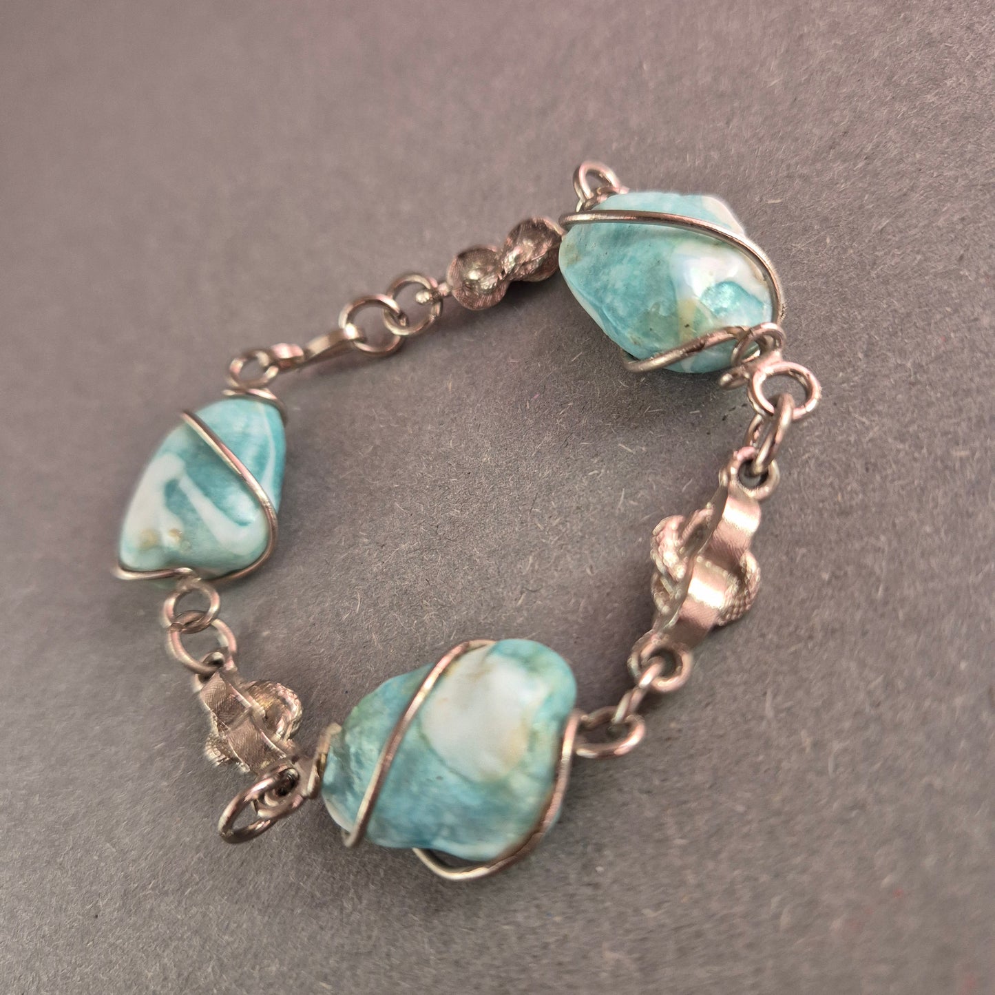 Edles Armband mit blauen Natursteinen – Handgearbeitet mit Silberdraht