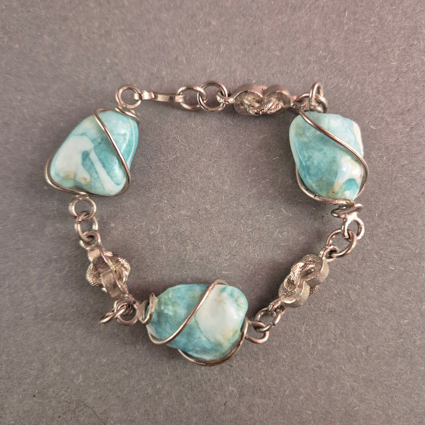 Edles Armband mit blauen Natursteinen – Handgearbeitet mit Silberdraht