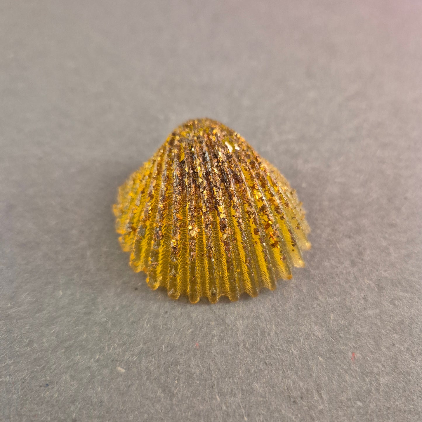 Maritime Muschel-Brosche – Handgefertigt mit Goldschimmer