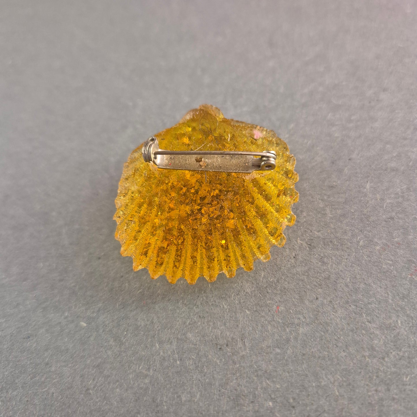 Maritime Muschel-Brosche – Handgefertigt mit Goldschimmer