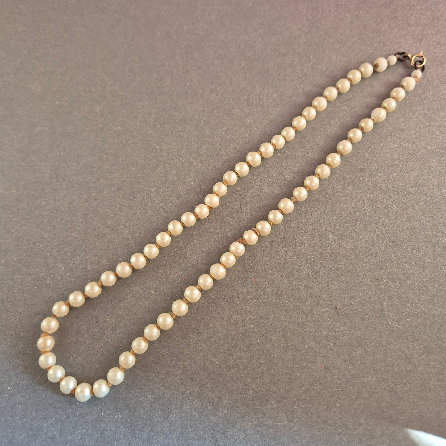 Klassische Perlenkette – Elegante Vintage-Ästhetik