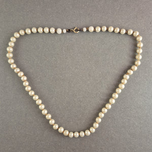 Klassische Perlenkette – Elegante Vintage-Ästhetik