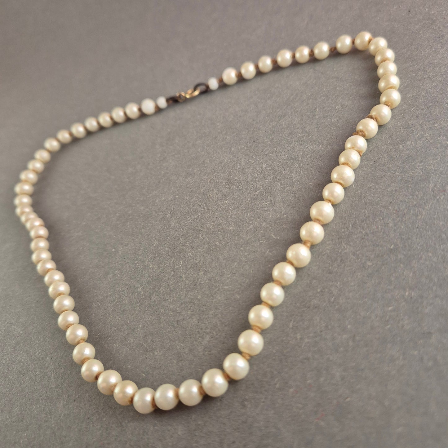 Klassische Perlenkette – Elegante Vintage-Ästhetik