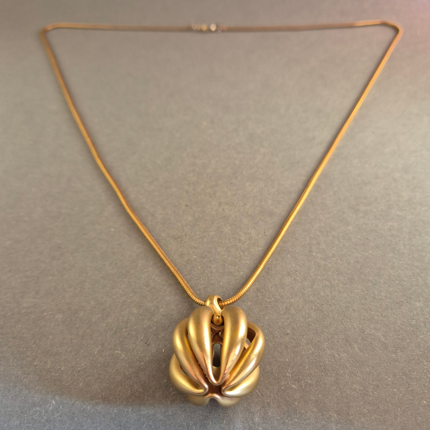 Elegante Vintage-Goldkette mit kunstvollem Anhänger