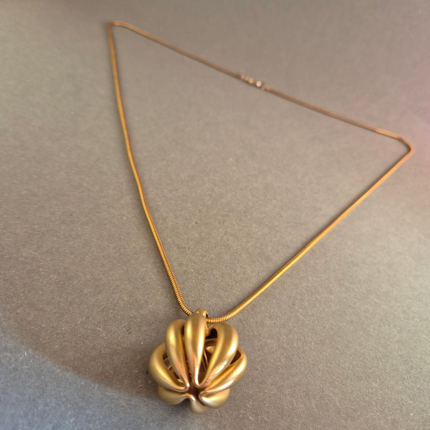 Elegante Vintage-Goldkette mit kunstvollem Anhänger