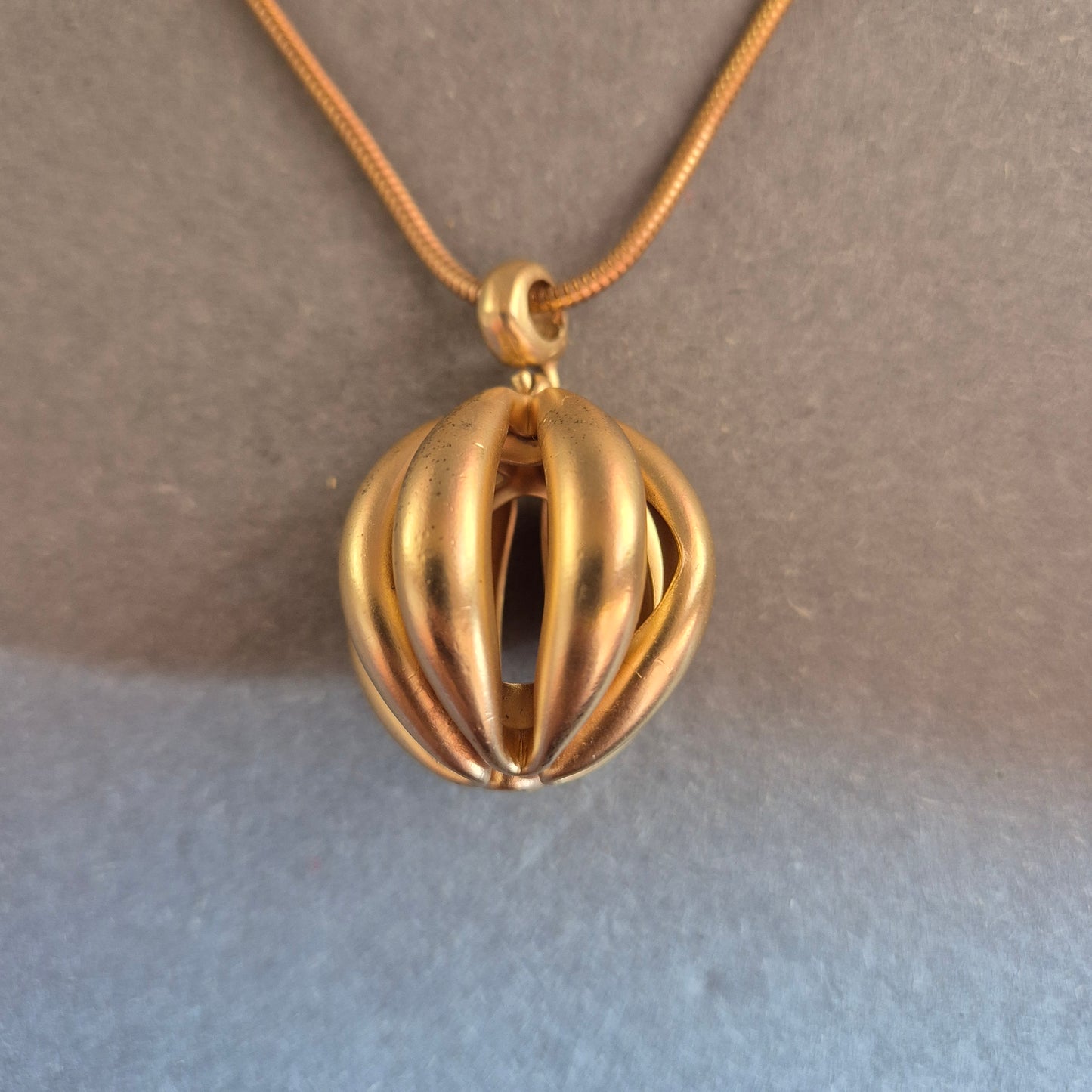 Elegante Vintage-Goldkette mit kunstvollem Anhänger