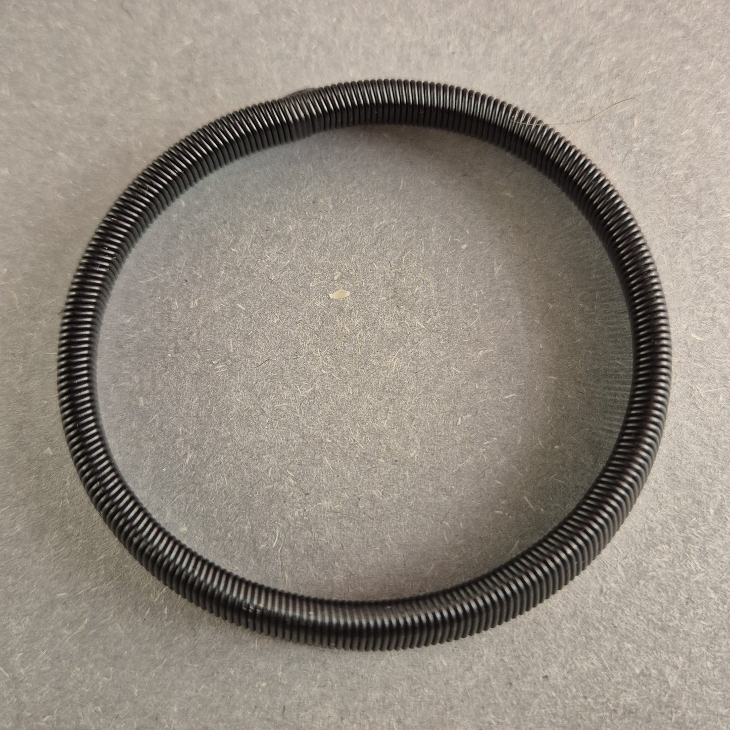 Modernes schwarzes Armreif – Minimalistisches Design