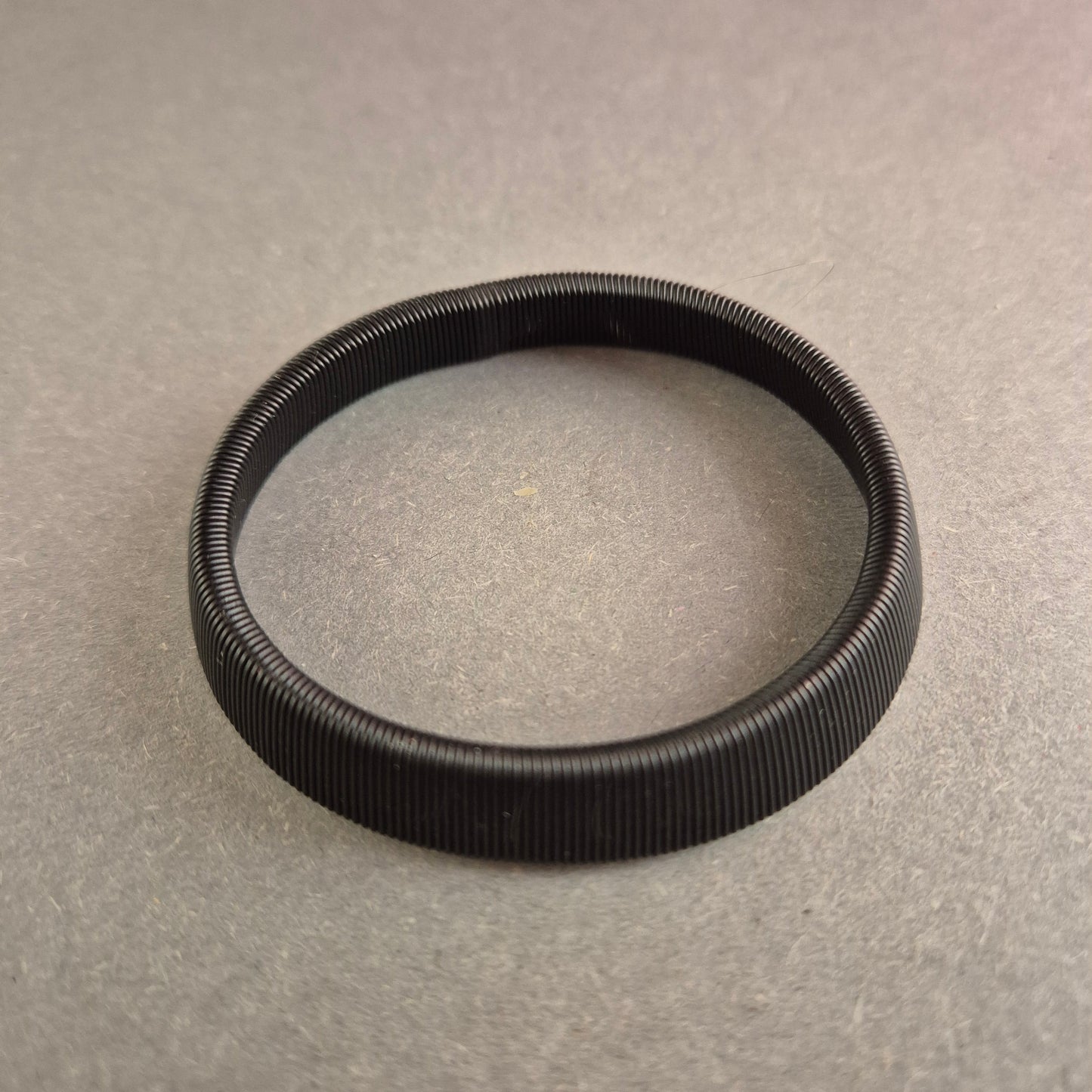 Modernes schwarzes Armreif – Minimalistisches Design