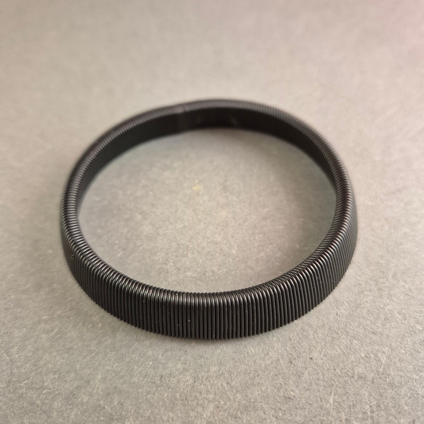 Modernes schwarzes Armreif – Minimalistisches Design