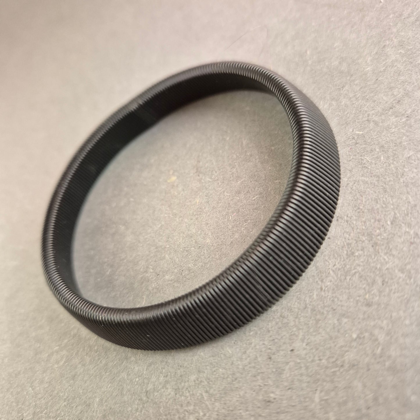 Modernes schwarzes Armreif – Minimalistisches Design