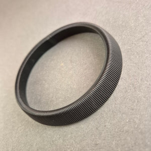 Modernes schwarzes Armreif – Minimalistisches Design