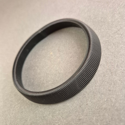 Modernes schwarzes Armreif – Minimalistisches Design