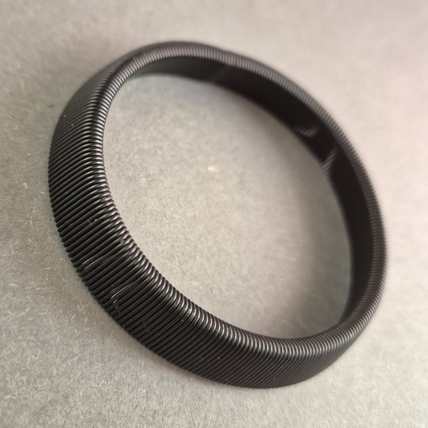 Modernes schwarzes Armreif – Minimalistisches Design