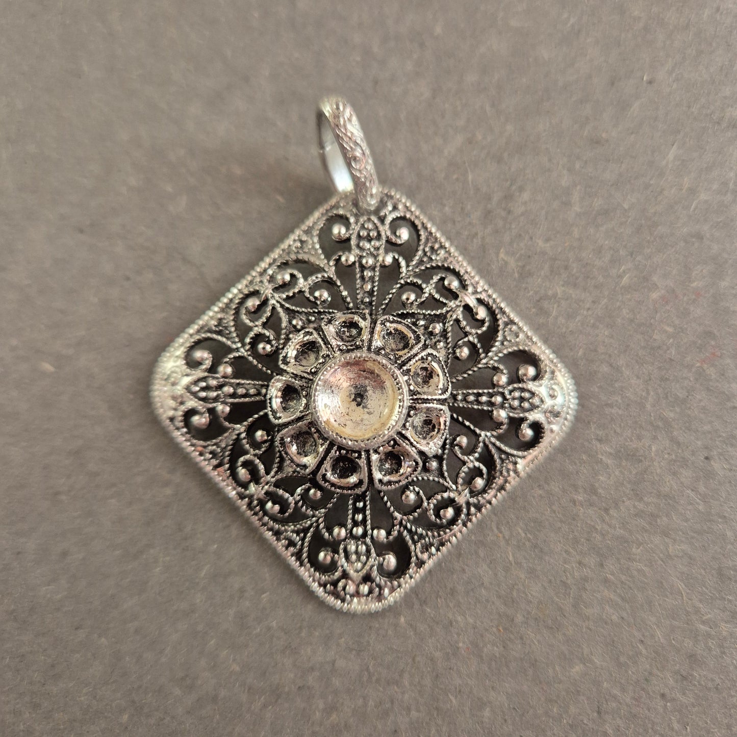 Antiker Silberanhänger mit filigranem Muster Vintage Schmuck