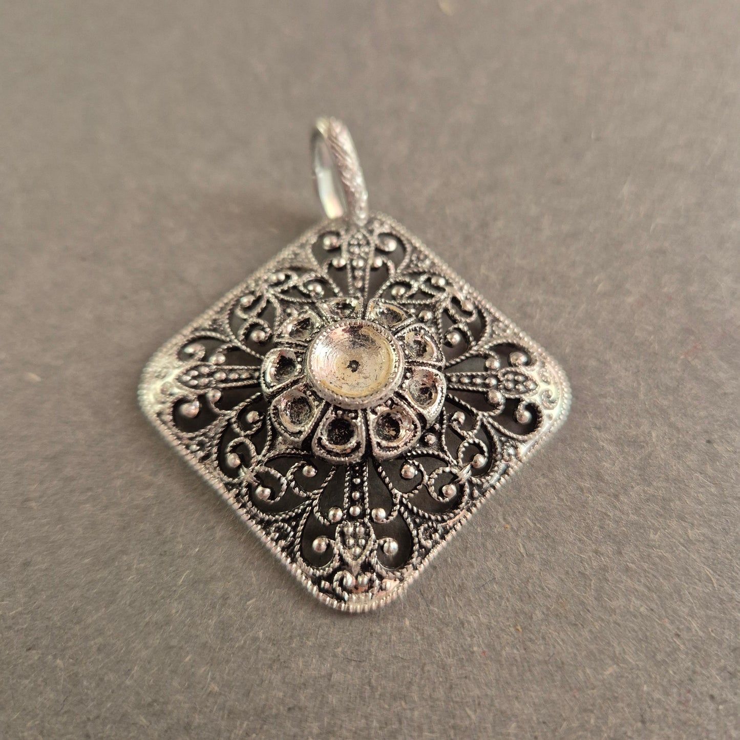 Antiker Silberanhänger mit filigranem Muster Vintage Schmuck