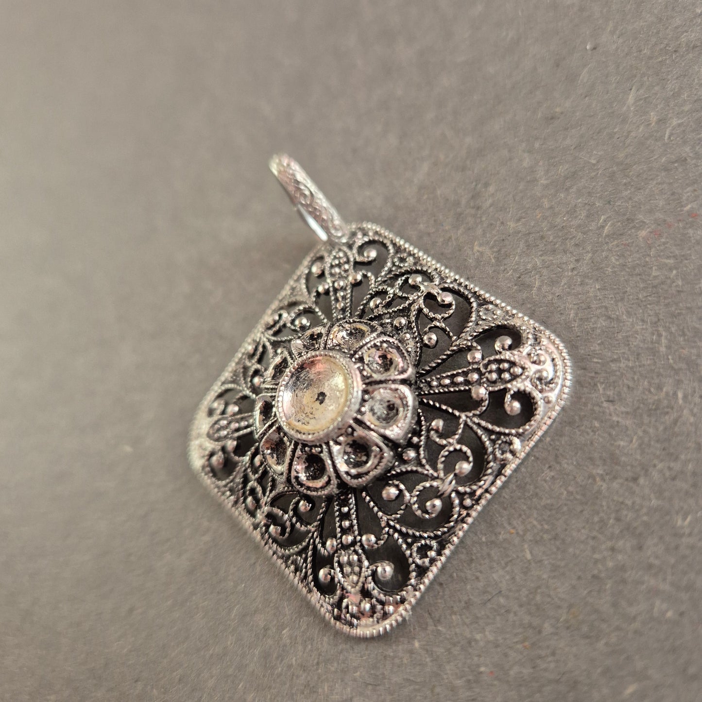 Antiker Silberanhänger mit filigranem Muster Vintage Schmuck