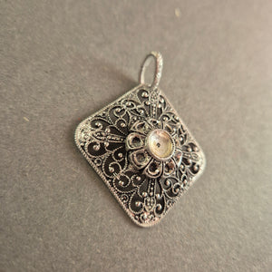Antiker Silberanhänger mit filigranem Muster Vintage Schmuck