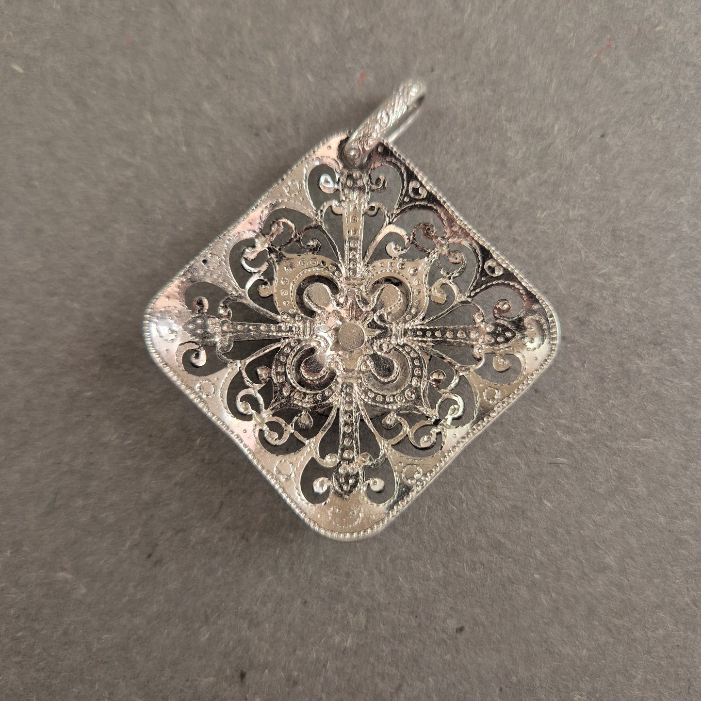 Antiker Silberanhänger mit filigranem Muster Vintage Schmuck