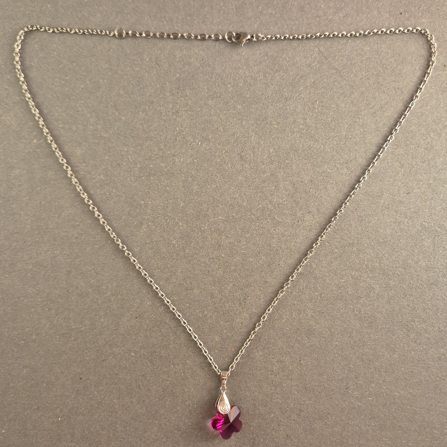 Silberne Halskette mit pinkem Kristallanhänger Feminines Design