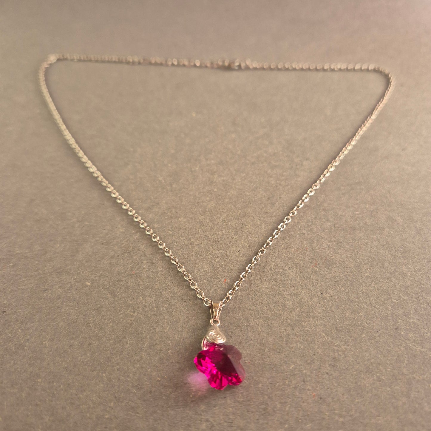 Silberne Halskette mit pinkem Kristallanhänger Feminines Design