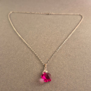 Silberne Halskette mit pinkem Kristallanhänger Feminines Design