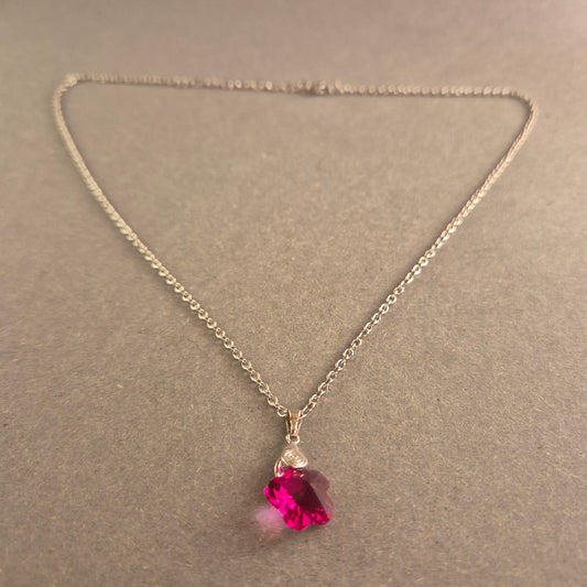 Silberne Halskette mit pinkem Kristallanhänger Feminines Design