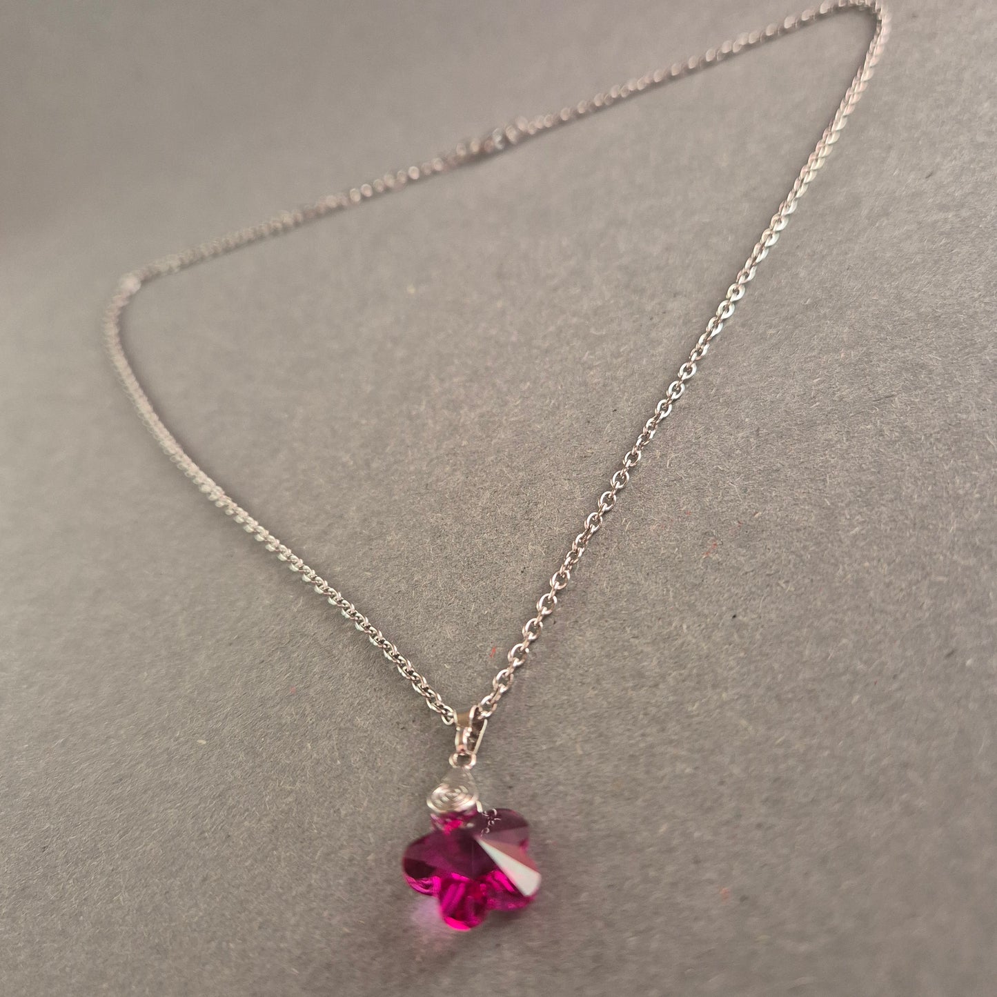 Silberne Halskette mit pinkem Kristallanhänger Feminines Design