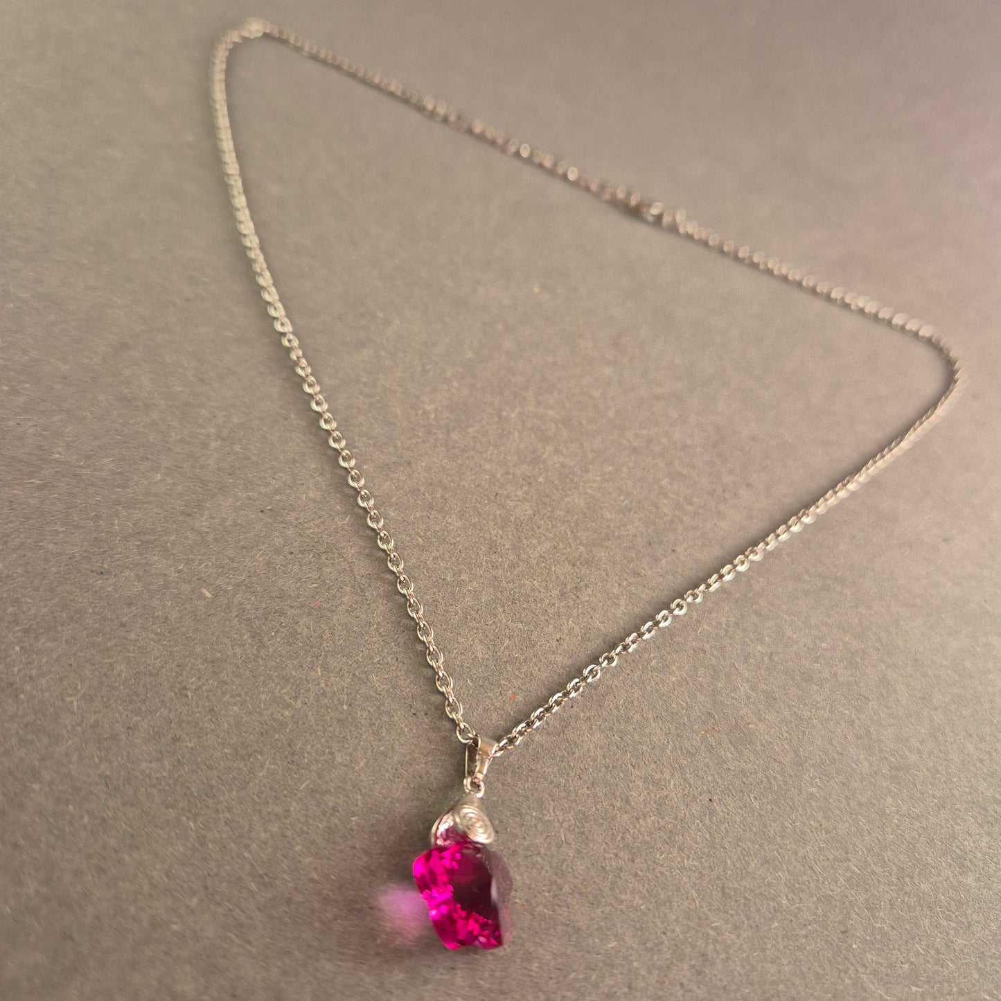 Silberne Halskette mit pinkem Kristallanhänger Feminines Design