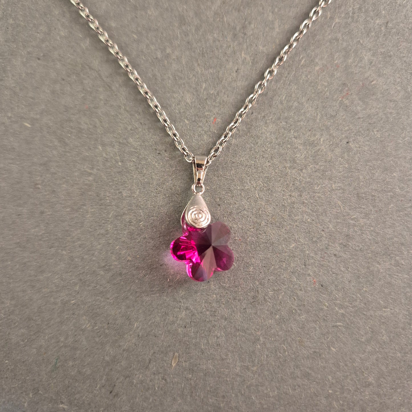 Silberne Halskette mit pinkem Kristallanhänger Feminines Design