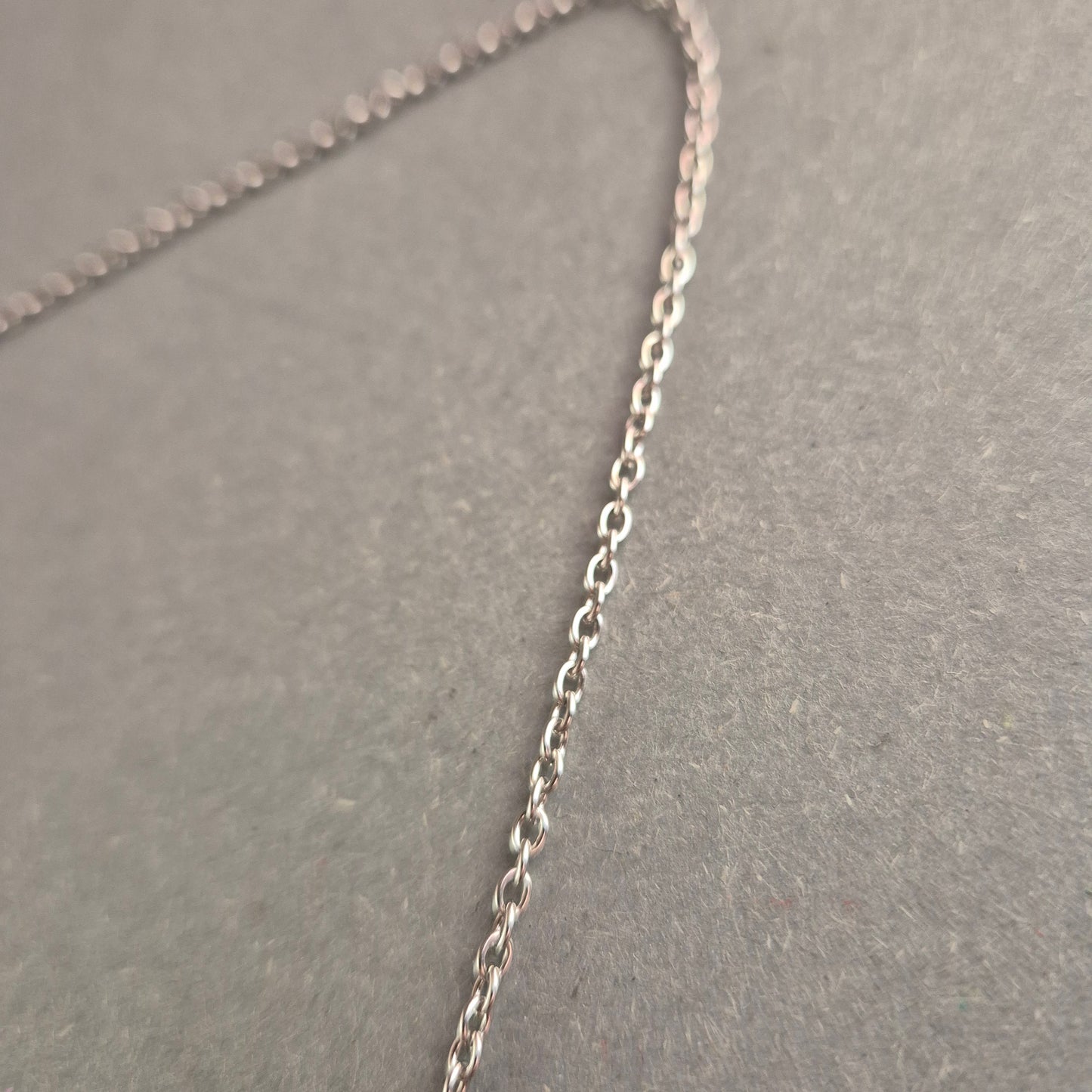 Silberne Halskette mit pinkem Kristallanhänger Feminines Design