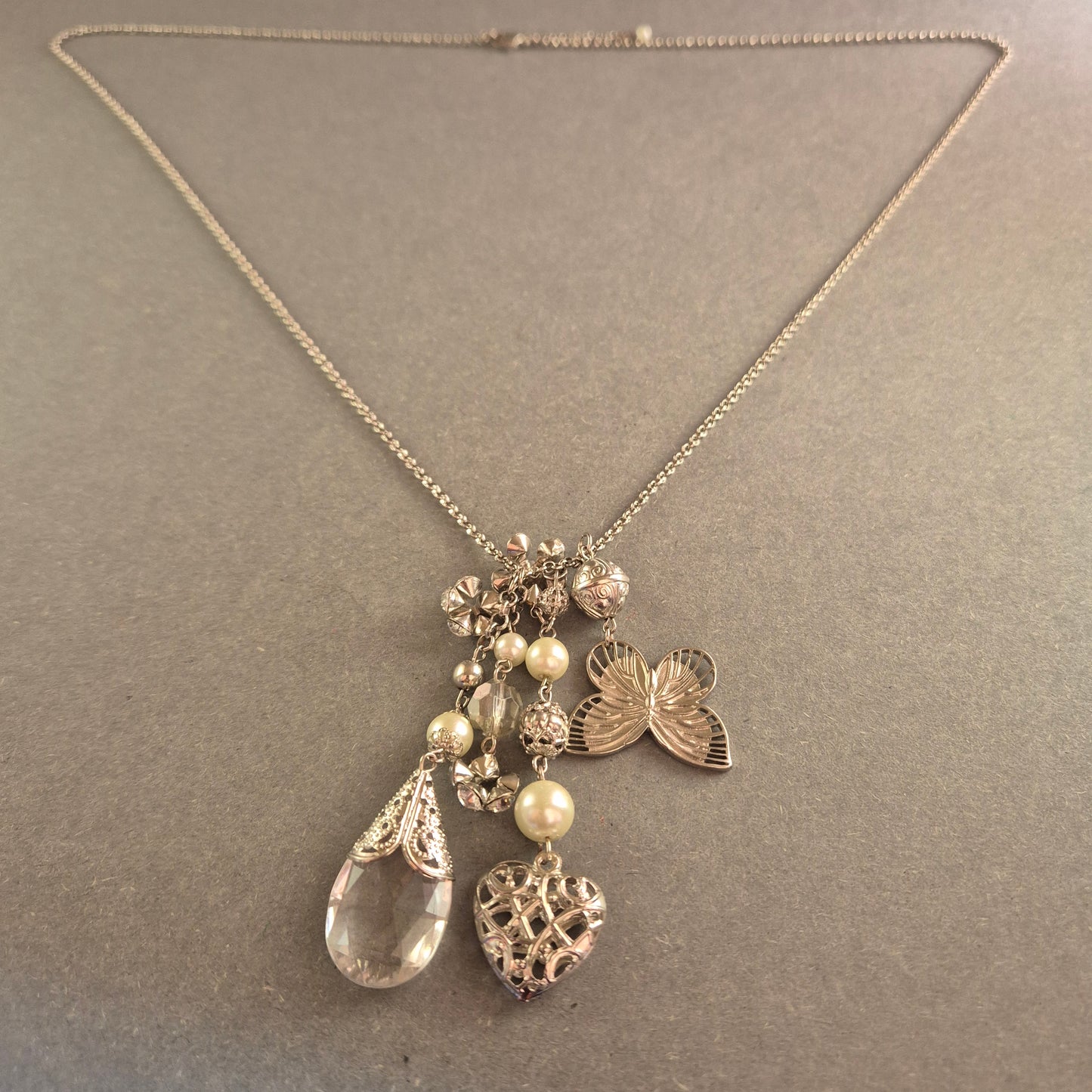 Silberne Charm-Halskette mit Perlen und Kristall – Romantisches Vintage-Design