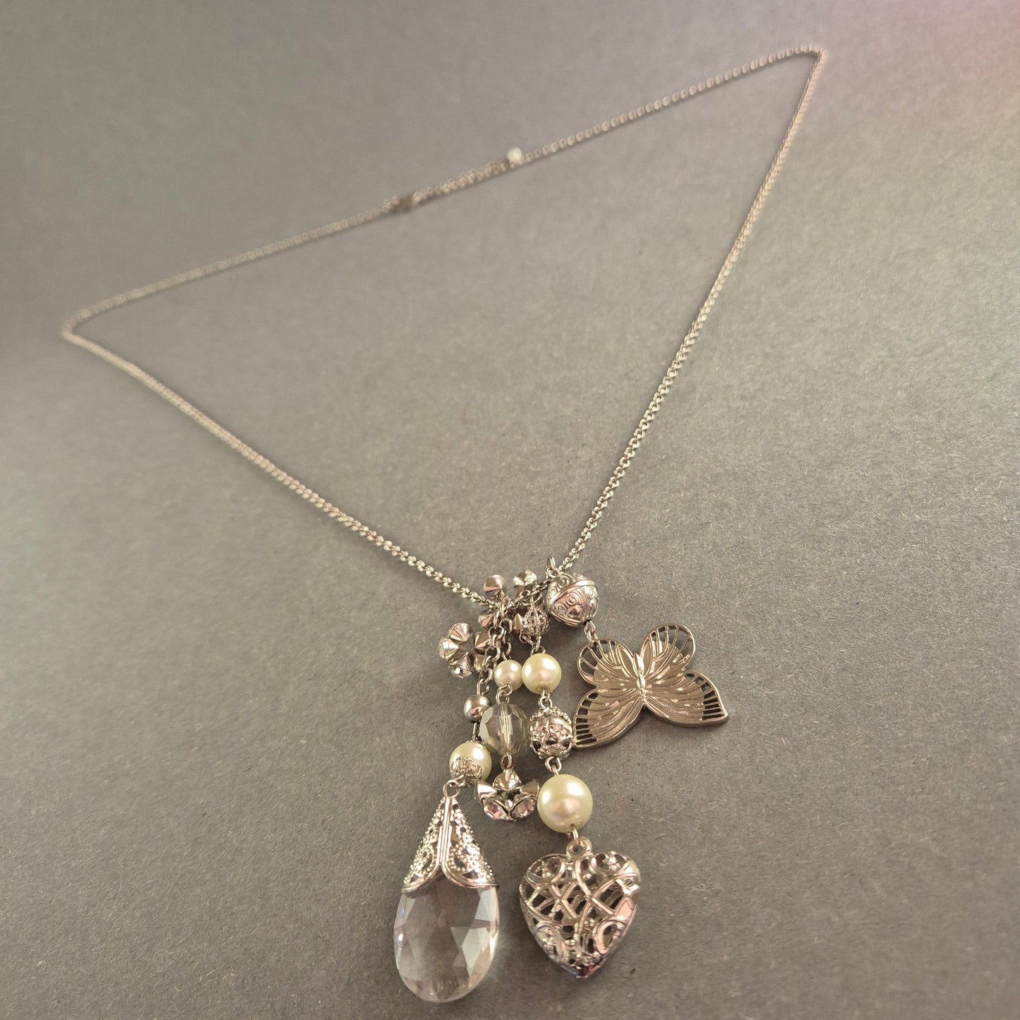 Silberne Charm-Halskette mit Perlen und Kristall – Romantisches Vintage-Design