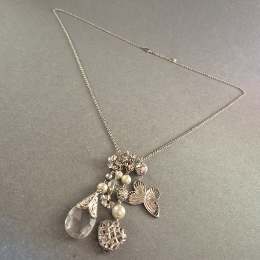 Silberne Charm-Halskette mit Perlen und Kristall – Romantisches Vintage-Design