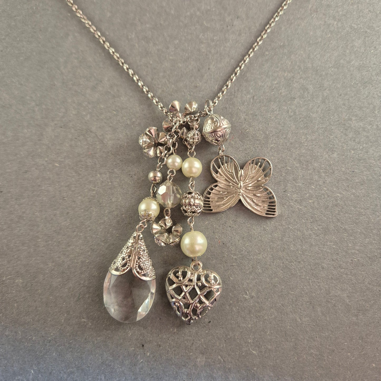 Silberne Charm-Halskette mit Perlen und Kristall – Romantisches Vintage-Design