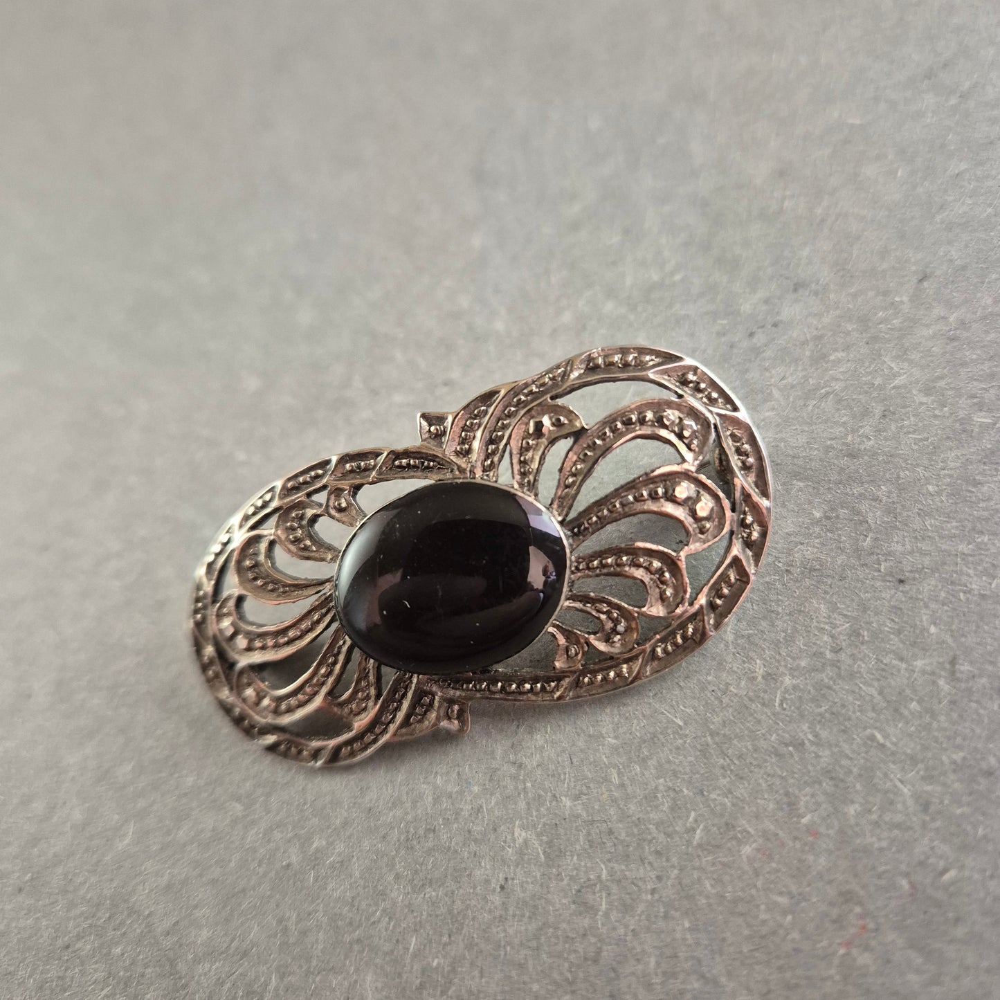 Antike Silberbrosche mit Onyx – Elegantes Jugendstil-Design