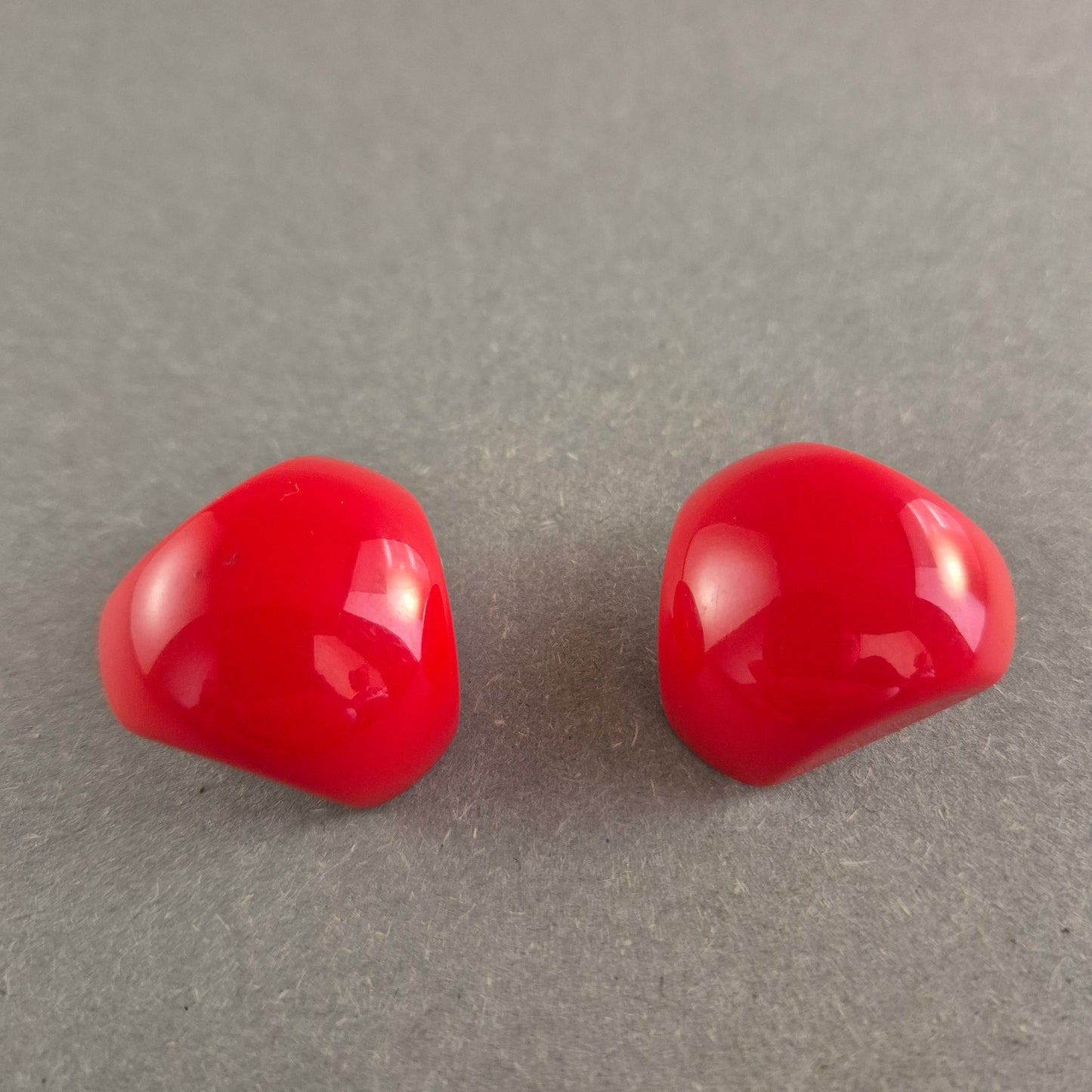 Vintage Ohrclips in Rot – Stilvolle Retro-Ästhetik für einen einzigartigen Look