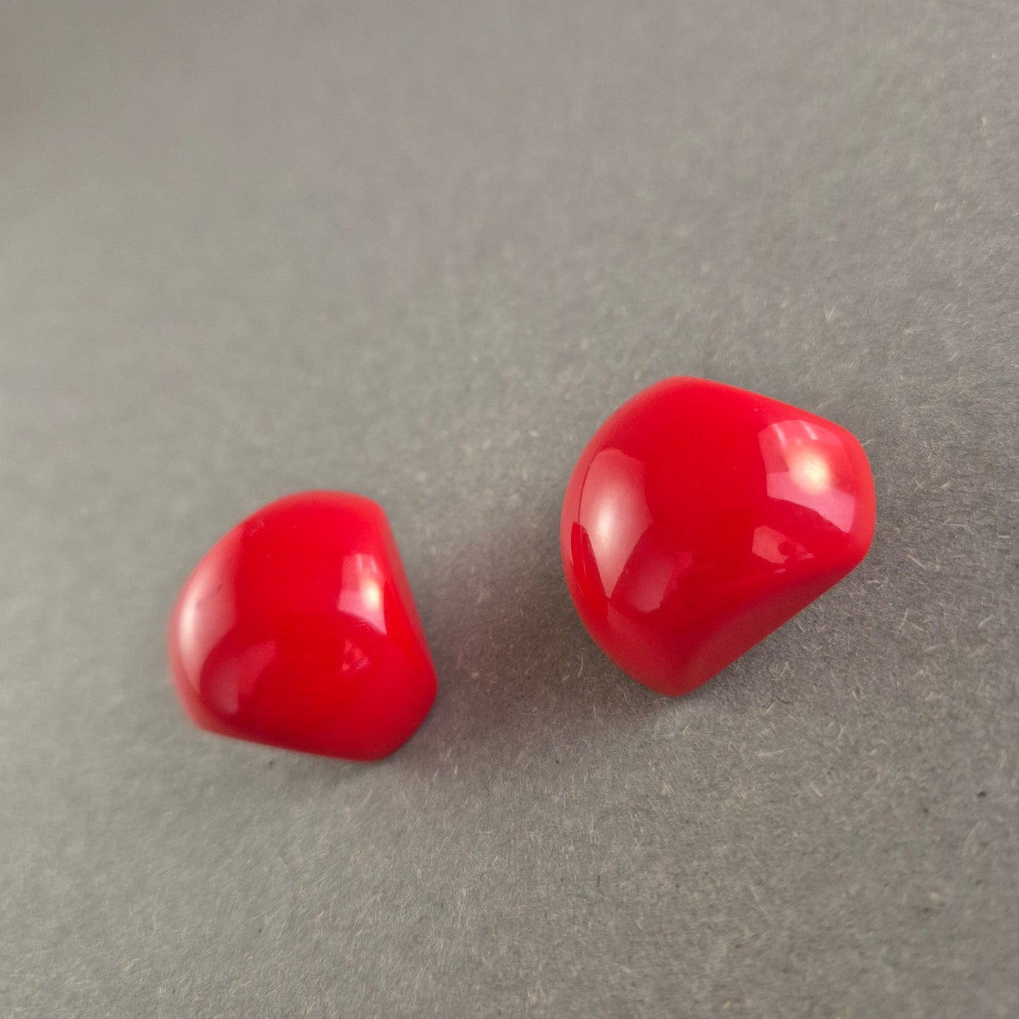 Vintage Ohrclips in Rot – Stilvolle Retro-Ästhetik für einen einzigartigen Look