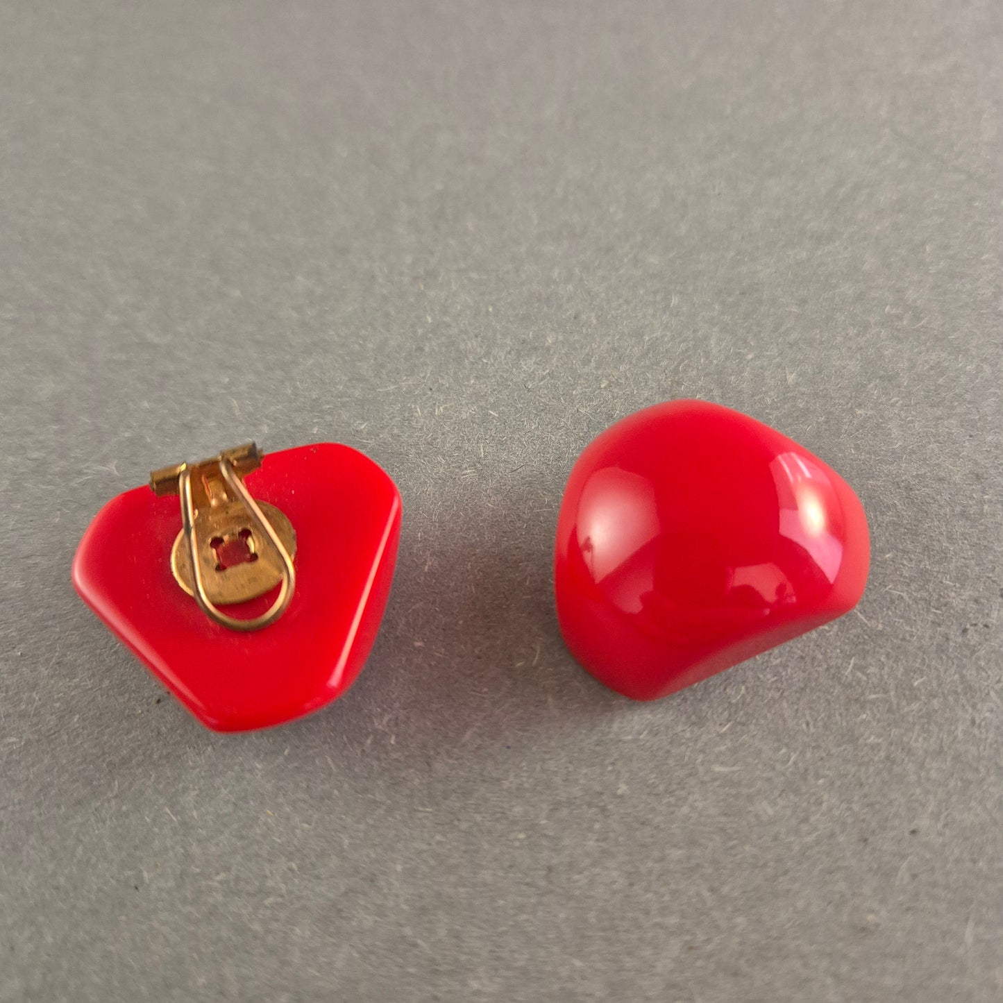 Vintage Ohrclips in Rot – Stilvolle Retro-Ästhetik für einen einzigartigen Look