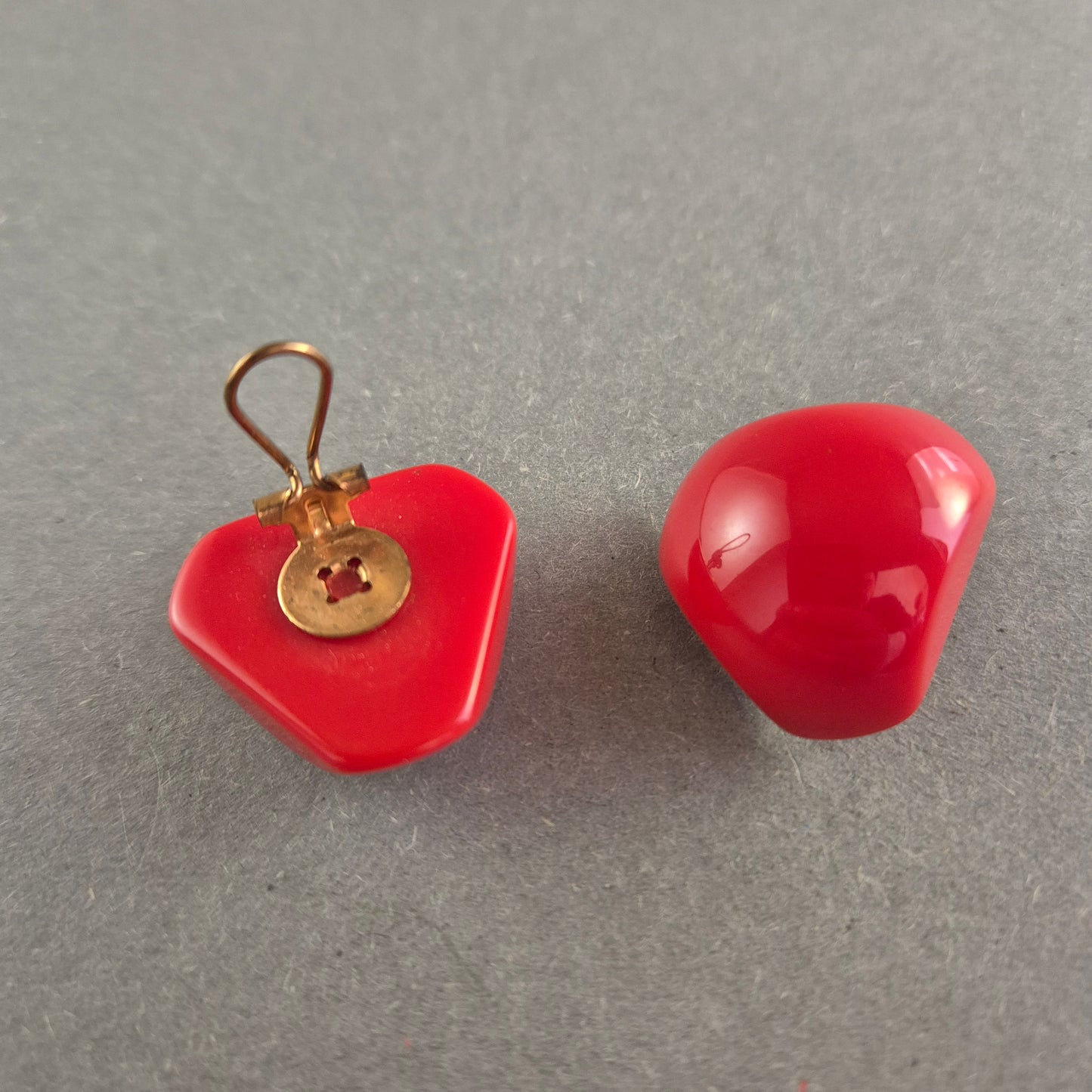 Vintage Ohrclips in Rot – Stilvolle Retro-Ästhetik für einen einzigartigen Look