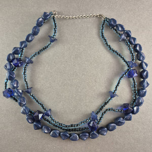 Mehrreihige blaue Perlenkette – Eleganter Glasschmuck mit funkelnden Details