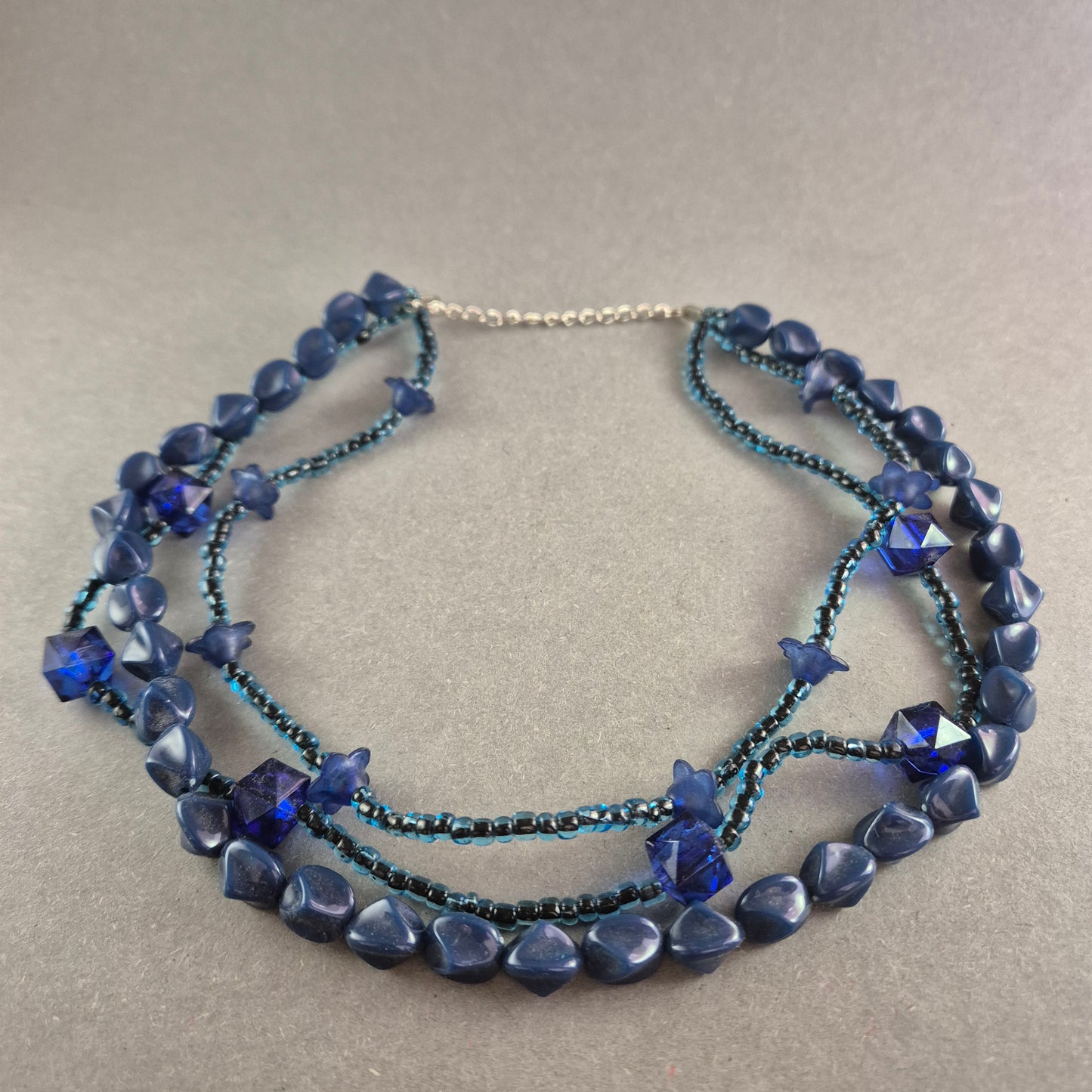 Mehrreihige blaue Perlenkette – Eleganter Glasschmuck mit funkelnden Details