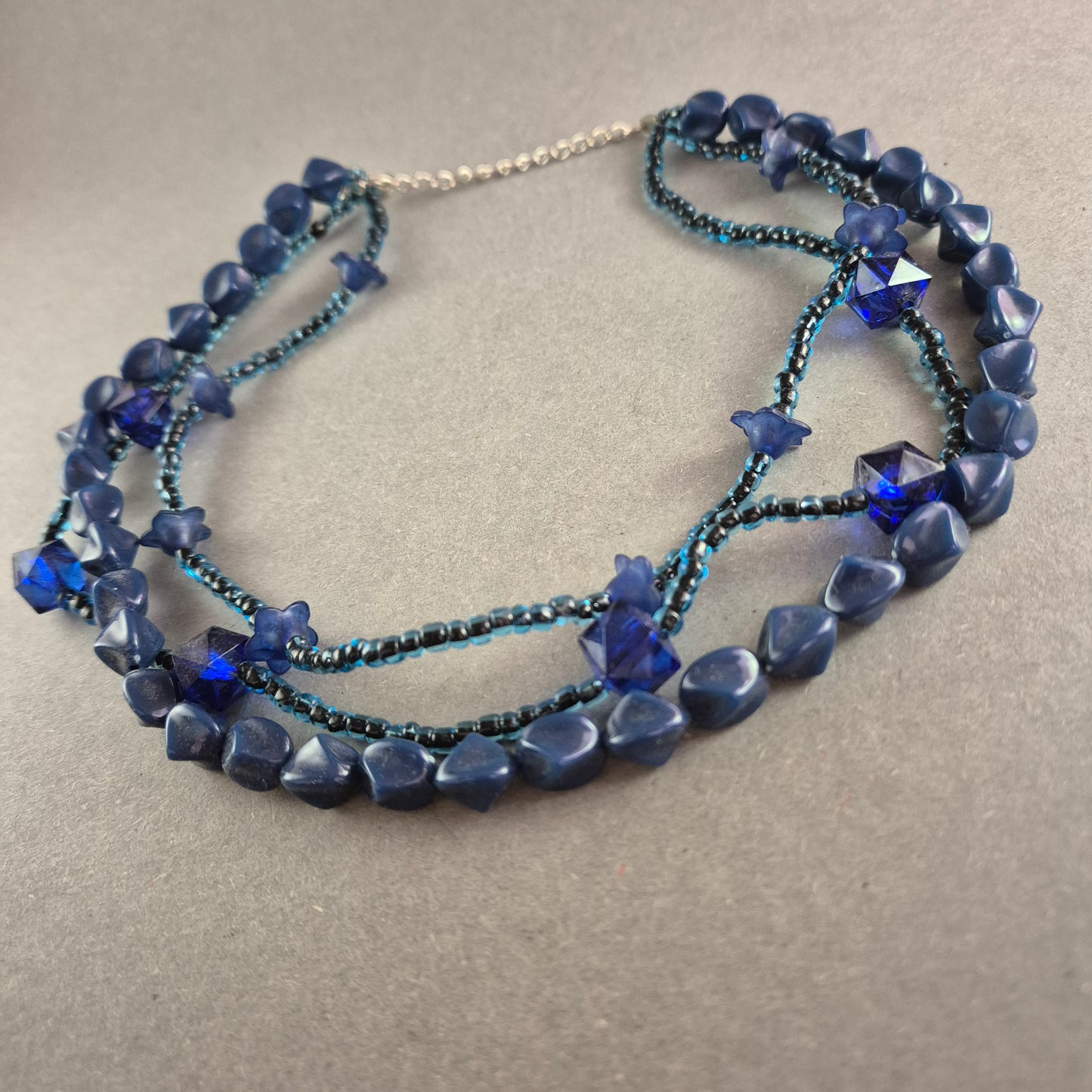 Mehrreihige blaue Perlenkette – Eleganter Glasschmuck mit funkelnden Details