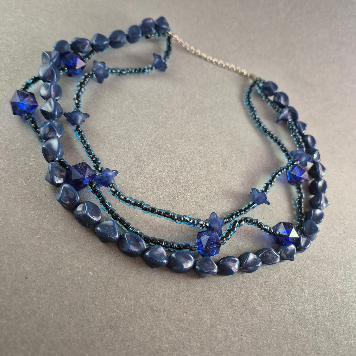 Mehrreihige blaue Perlenkette – Eleganter Glasschmuck mit funkelnden Details