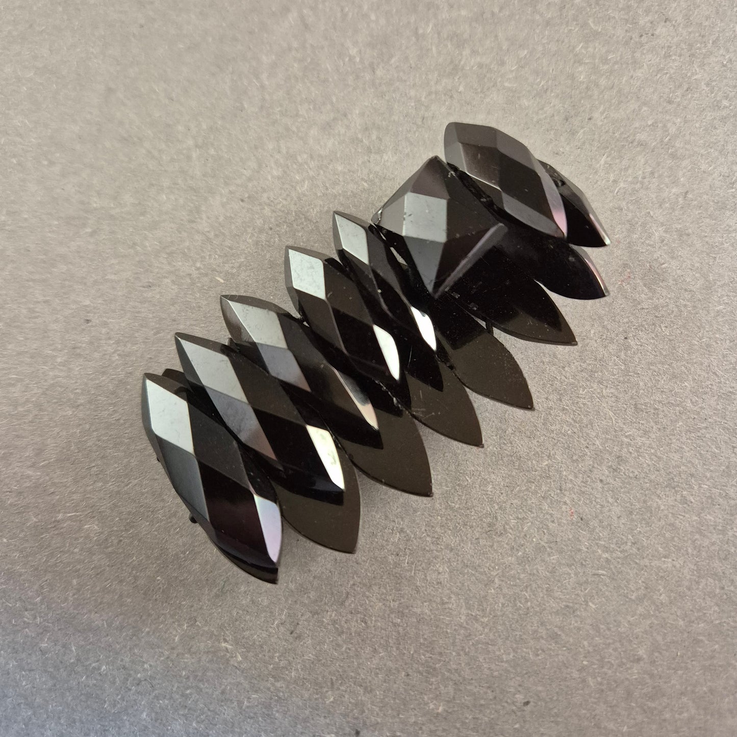 Schwarzes Statement-Armband – Modernes Design mit facettierten Elementen