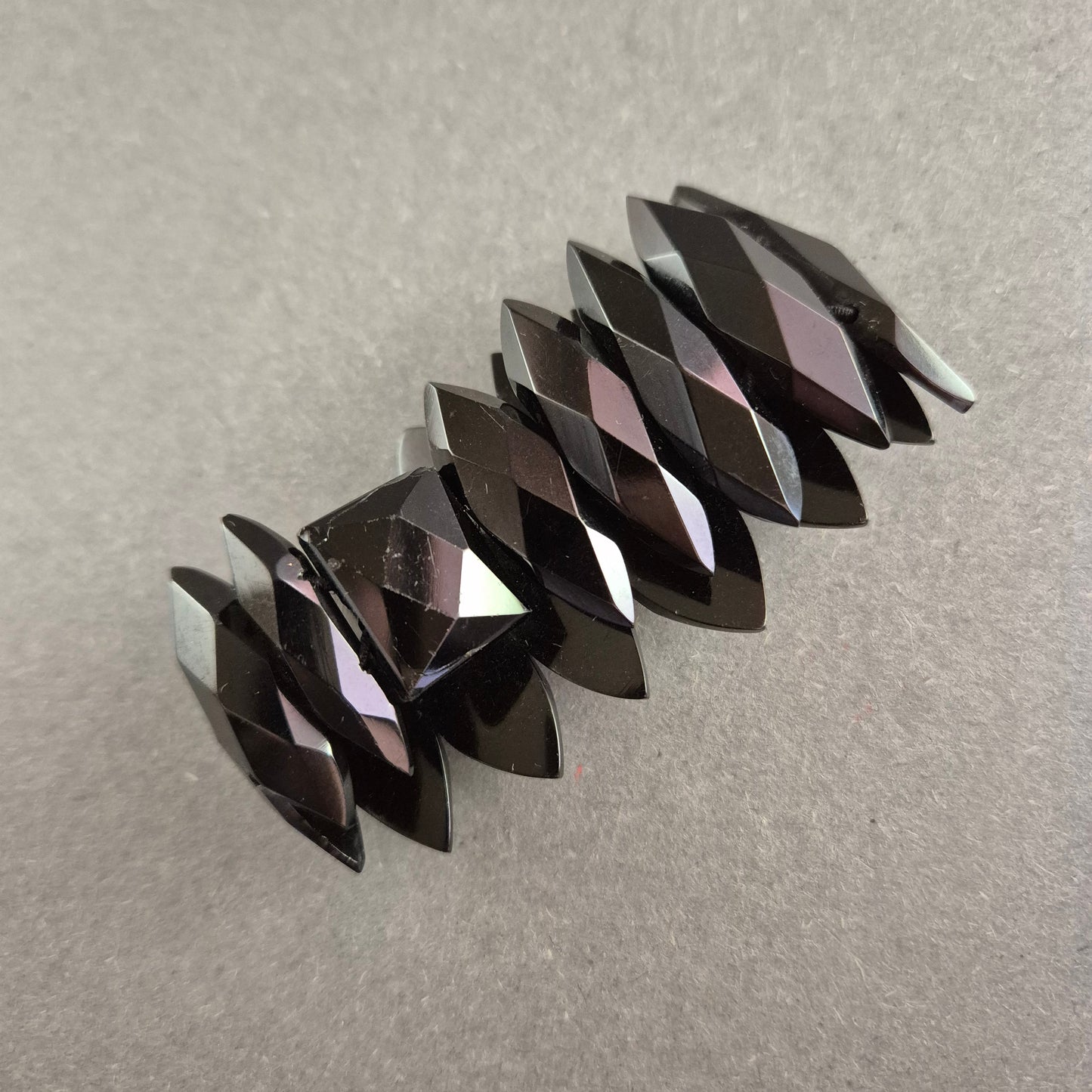 Schwarzes Statement-Armband – Modernes Design mit facettierten Elementen