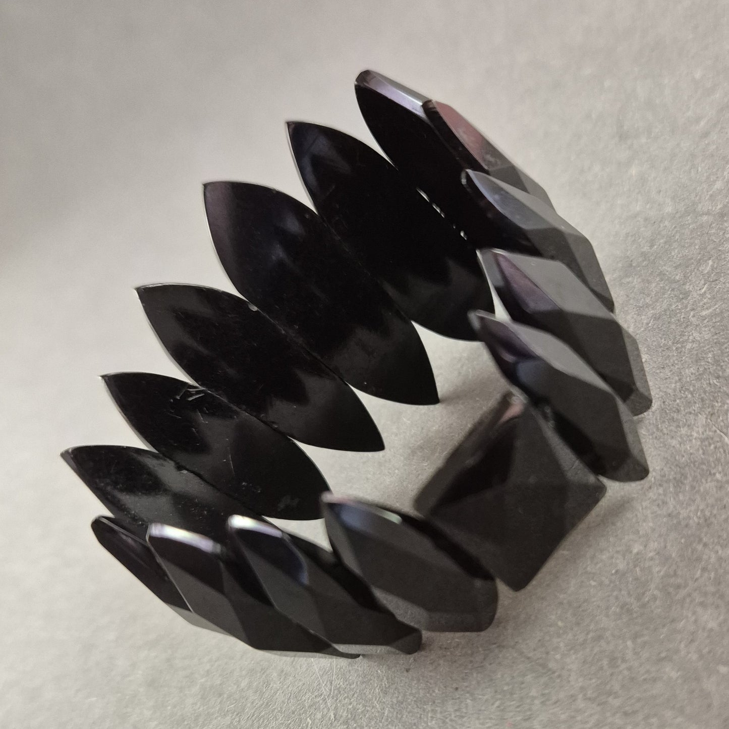 Schwarzes Statement-Armband – Modernes Design mit facettierten Elementen