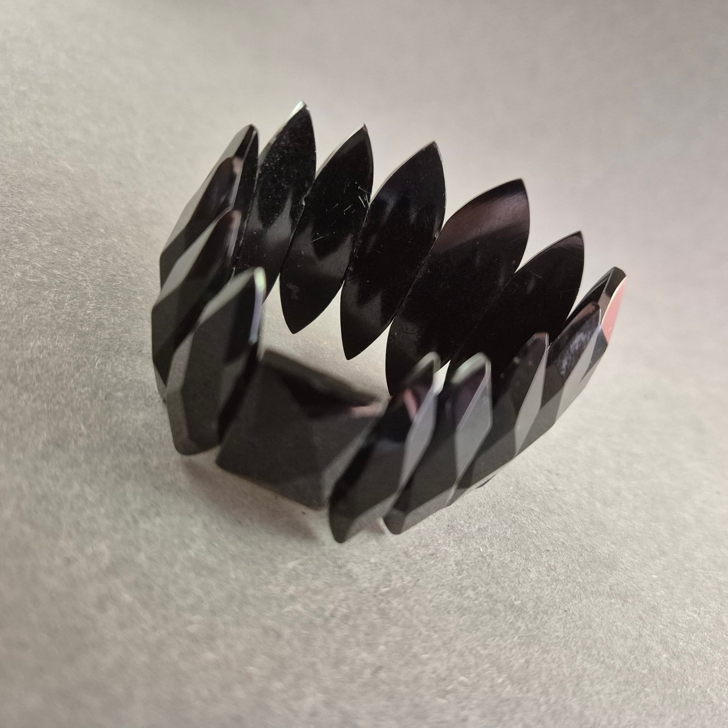 Schwarzes Statement-Armband – Modernes Design mit facettierten Elementen